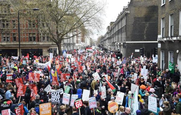 Miles de personas protestan en Londres contra la austeridad del Gobierno británico