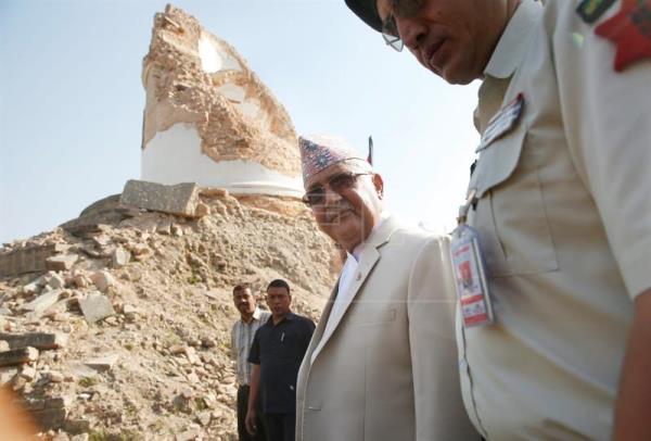 El primer ministro nepalí rinde tributo a los 9.000 muertos por el terremoto