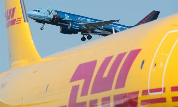 Despega del aeropuerto de Bruselas el primer avión de pasajeros tras su reapertura
