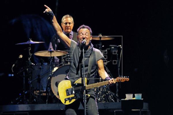 El Camp Nou tiembla hasta sus cimientos con el torrente de rock de Springsteen