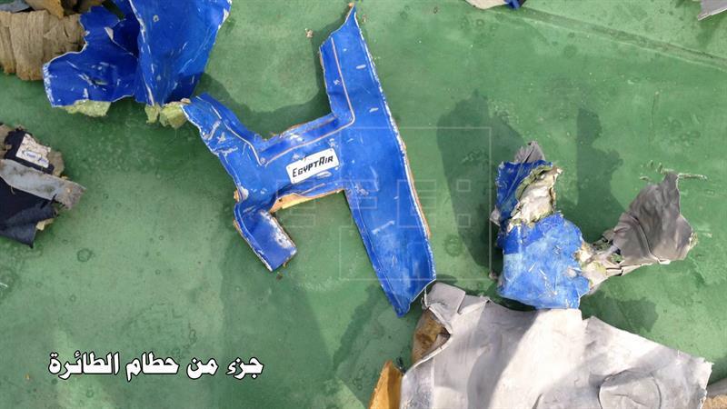 Localizan una de las cajas negras del avión EgyptAir, según la CBS