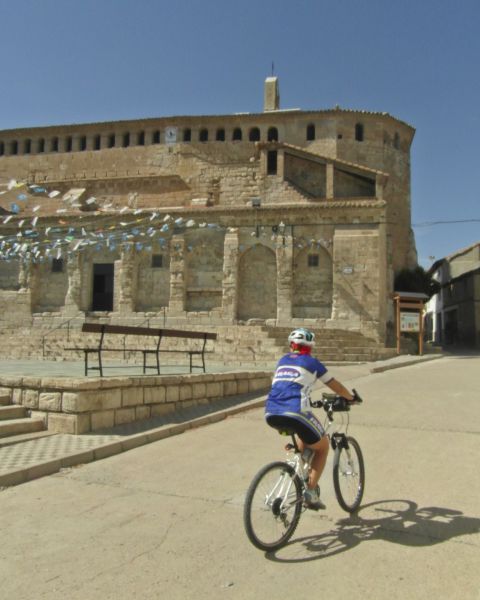 Retirado en Castejón un cordón extendido en la calle «ideado para dañar el cuello de ciclistas»
