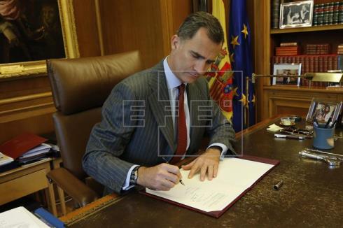 El Rey firma el decreto de convocatoria de elecciones para el 26 J