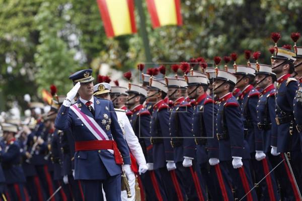 El Rey preside el primer Día de las Fuerzas Armadas con un Gobierno en funciones