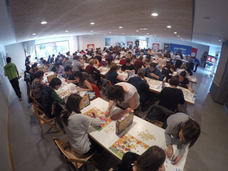 Cristina López y Alfonso Álvarez-Ossorio se imponen en el campeonato solidario de puzles de Mutilva