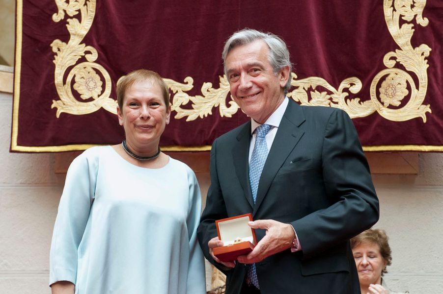 Javier Molina muestra la medalla recibida.