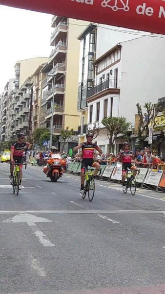 Lizarte reina en la primera etapa con trío cabecero y triunfo de Samitier
