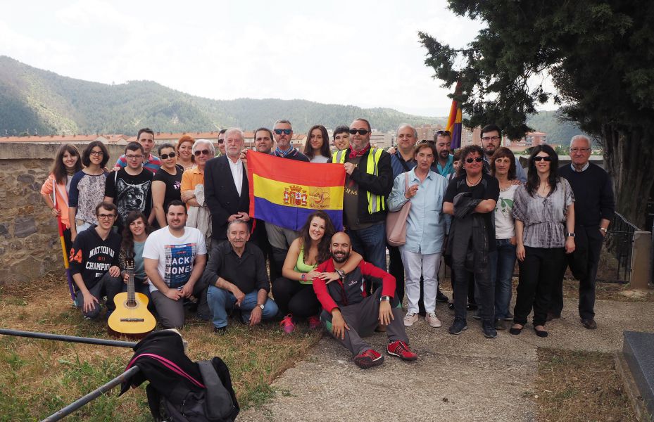 Juventudes Socialistas de Navarra rinde homenaje a los fusilados de su organización en Aoiz