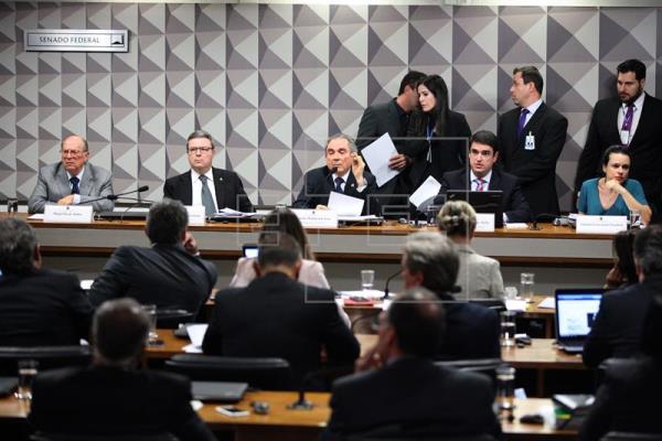 Senadores inician la votación que puede dejar a Rousseff a un paso de un juicio