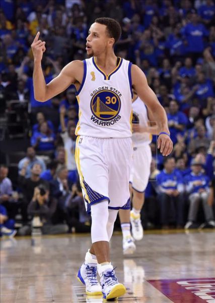 126-85. Curry anota 35 puntos y los Warriors destrozan a los Rockets