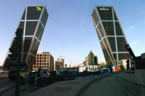 Greenpeace se encarama a una de las torres KIO en Madrid en contra del TTIP