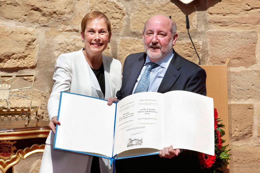 La Presidenta Barkos entrega el Premio Príncipe de Viana 2016 a Ignacio Aranguren