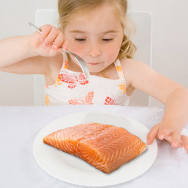Enseña a tu hijo a comer pescado sin rechistar