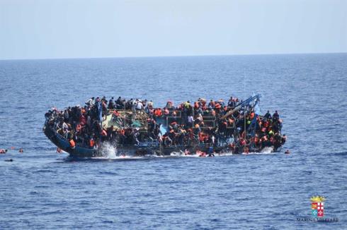 La Marina italiana rescata a 562 inmigrantes y recupera 5 cuerpos tras un naufragio