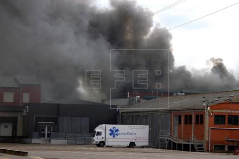 Controlado el incendio que destruyó la mayor parte de la fábrica de Embutidos Rodríguez
