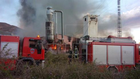 Un incendio arrasa por completo una fábrica de colchones en Yecla (Murcia)