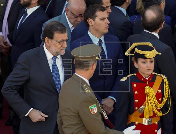 Rivera y Rajoy reprochan a Sánchez que ya hable de vetos al PP tras el 26-J