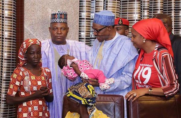 Nigeria dice haber rescatado a 97 mujeres y niñas, una de ellas de Chibok