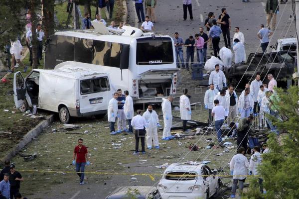 Al menos 3 muertos en un ataque con coche bomba contra la policía en Turquía