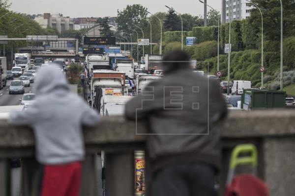 Los opositores a la reforma laboral en Francia quieren intensificar los paros