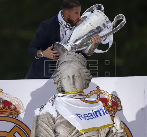 Sergio Ramos ofrece la Copa de Europa a la Cibeles y a miles de madridistas