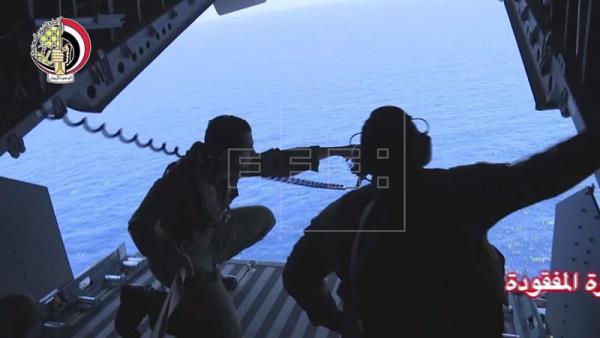 Francia confirma señales de que hubo humo en el Egyptair antes de estrellarse