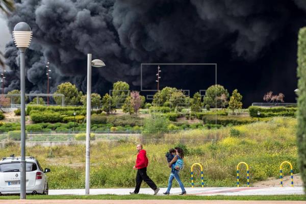 Locales cerrados, mascarillas agotadas y vecinos que se marchan por el incendio