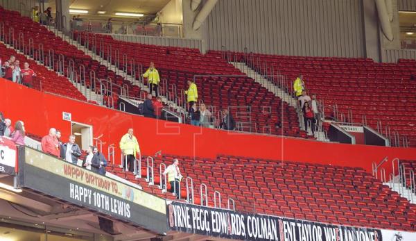 Explosión controlada en Old Trafford tras la evacuación del estadio