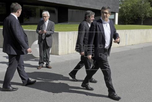 Un cólico nefrítico no impide a Patxi López ofrecer una conferencia en Pamplona