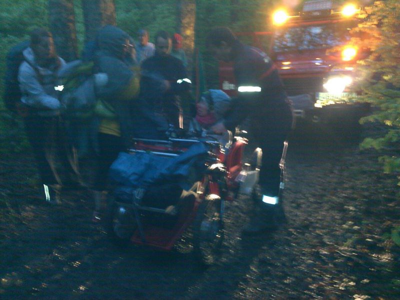 Los bomberos auxilian a una peregrina en silla de ruedas motorizada en la etapa hasta Roncesvalles