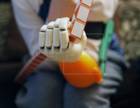 Crean una prótesis de mano en una impresora 3D para una compañera de colegio