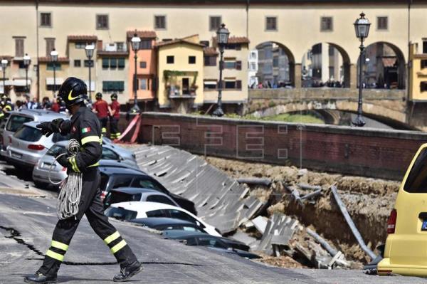 Un enorme socavón en el Puente Viejo de Florencia engulle a 20 coches