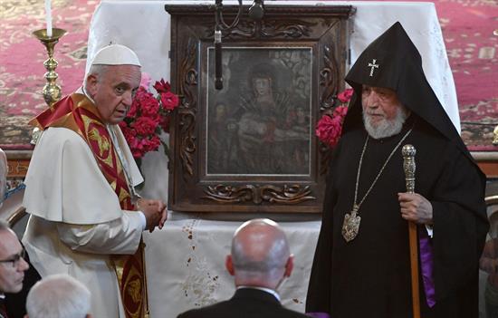 El papa invoca la paz en Cáucaso y rechaza la 