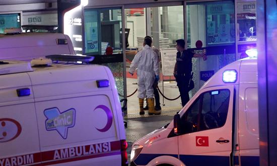 Tres suicidas causan una masacre en el aeropuerto más importante de Turquía