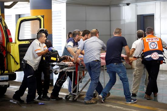 Un palestino muerto y 2 israelíes heridos en un ataque en una colonia en Cisjordania