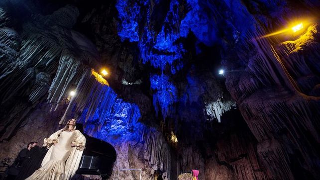 Ainhoa Arteta y Lorca retumban en la Cueva de Nerja