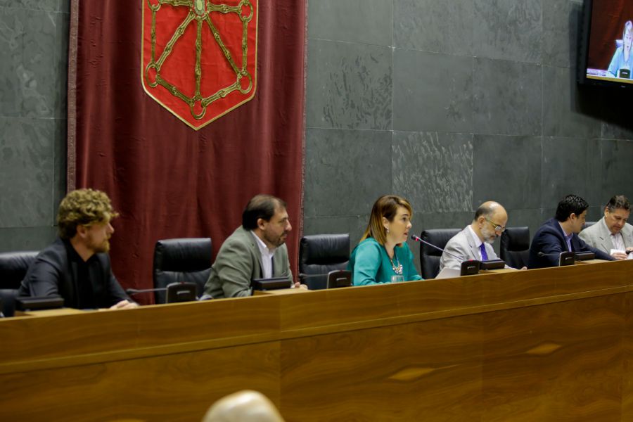 Todos los partidos menos Bildu acuerdan colocar placas de homenaje a las víctimas de ETA