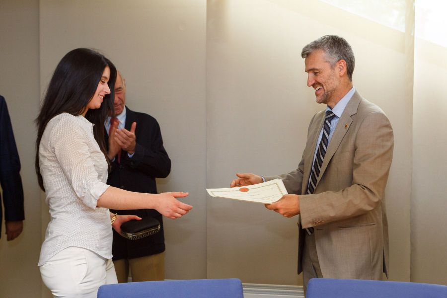 Ahmedova Kesim, egresada de la UPNA recibe el Premio Jaime Brunet