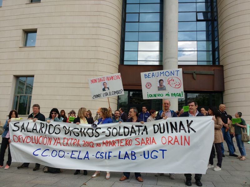 CCOO, ELA, CESIF, LAB y UGT se manifiestan por unos «salarios dignos y la devolución de la extra»
