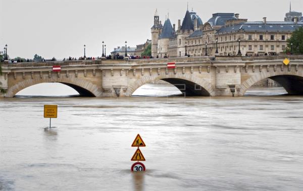 El nivel del Sena a su paso por París continúa en descenso lento y progresivo