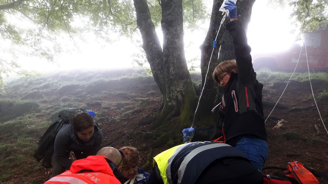 Una peregrina de 62 años, herida con pronóstico reservado al caer por un barranco en el alto de Ibañeta
