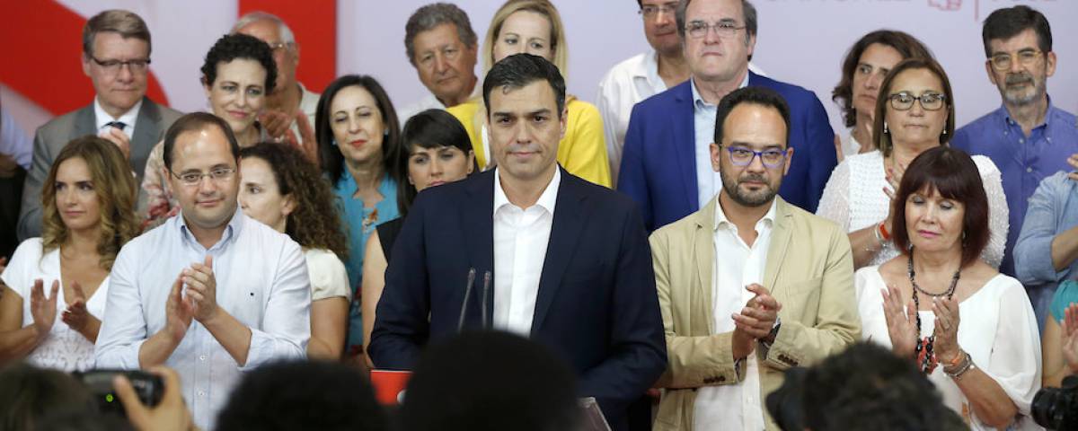 Sánchez traslada a sus 'barones' la decisión firme de votar 'no' a un gobierno de Rajoy