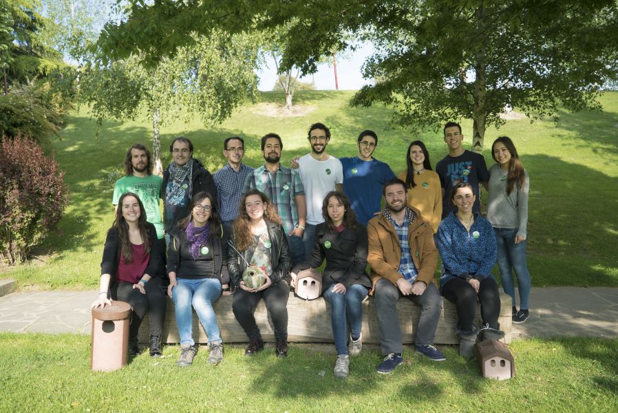 Voluntarios Ambientales de la Universidad de Navarra coloca 21 nuevas cajas nido en el campus