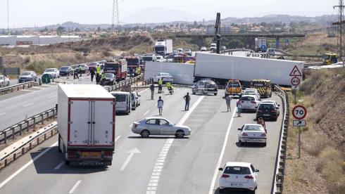 Catorce muertos en doce accidentes de tráfico durante el fin de semana