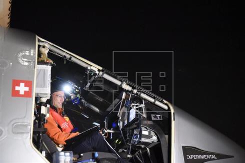 El avión solar Impulse II aterriza en Sevilla tras cruzar el Atlántico Norte