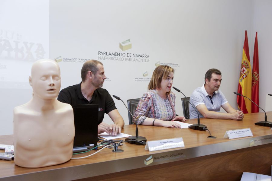 La presidenta del Parlamento de Navarra entrega muñecos de entrenamiento de reanimación a Policías Forales y Locales