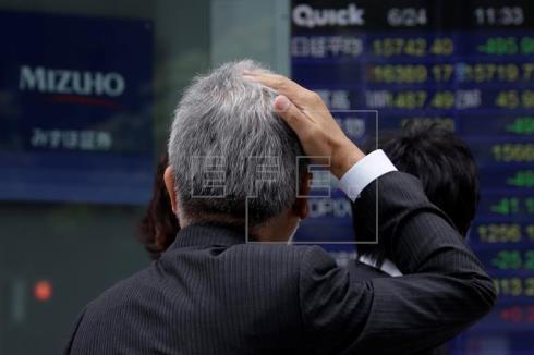 La Bolsa de Tokio cosecha otra caída histórica, un 7,92 %, por el 