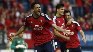 El jugador de Osasuna Kodro celebra el tercer gol de su equipo. (EFE)