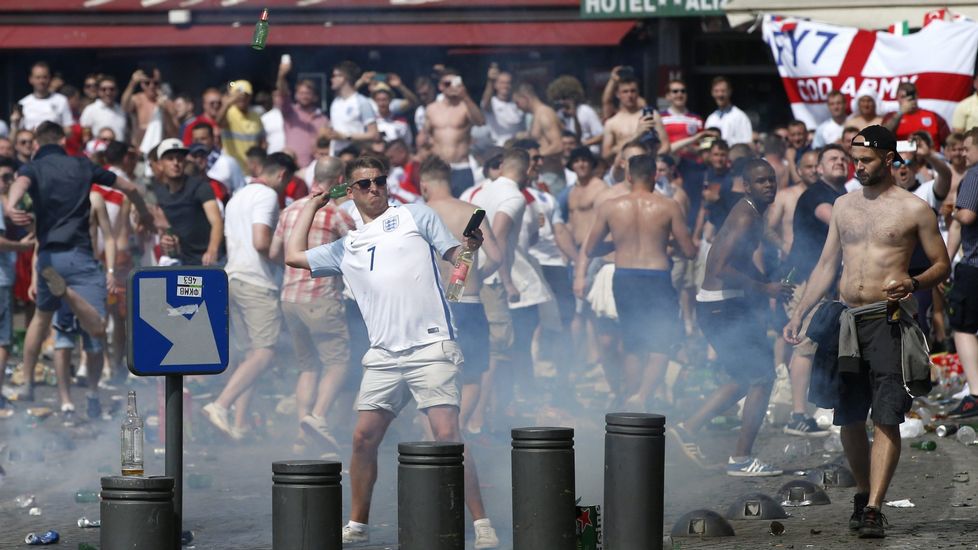 La UEFA descalifica a Rusia pero lo deja en suspenso si no hay más violencia