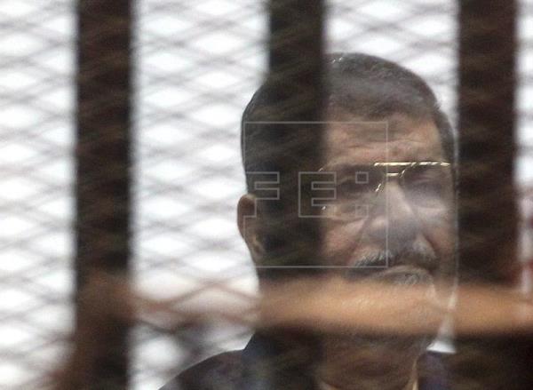 Un tribunal egipcio condena de nuevo a cadena perpetua a Mursi por espionaje